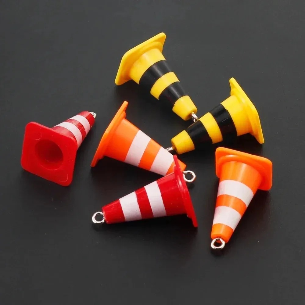 Road Traffic Cone - จี้รูปกรวยจราจรจำลอง 10 ชิ้น ของตกแต่งรูปป้ายจราจรขนาดเล็ก สำหรับทำเครื่องประดับ DIY